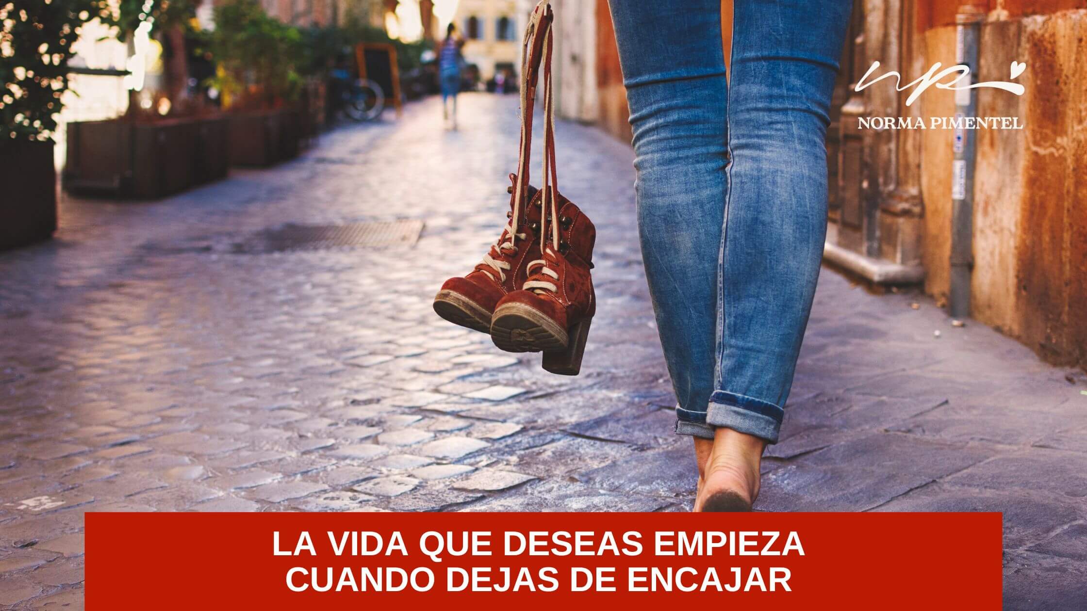Mujer caminando hacia una vida auténtica y libre.