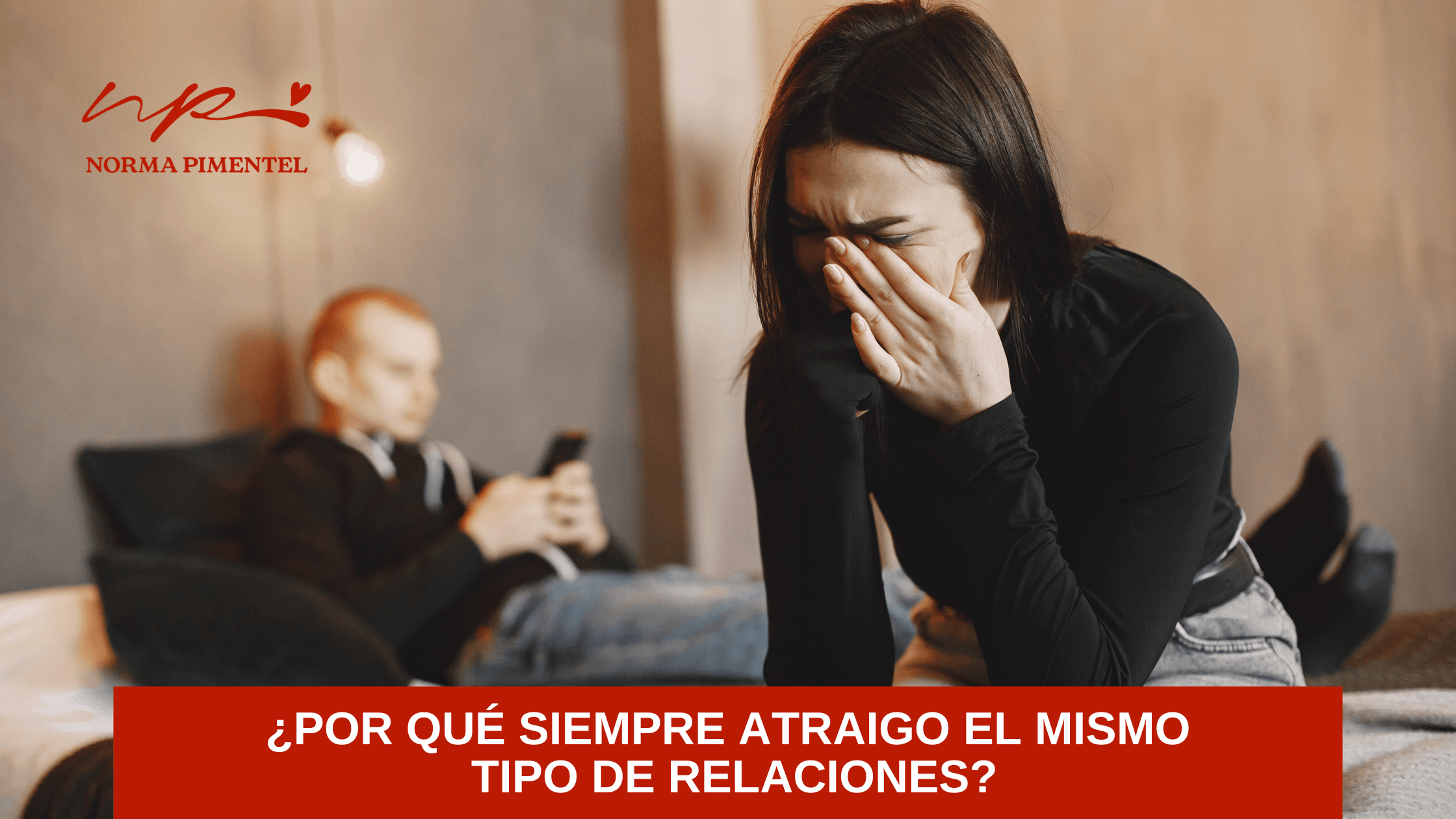 Mujer observando su reflejo en un espejo como símbolo de autoconocimiento y transformación en las relaciones personales.